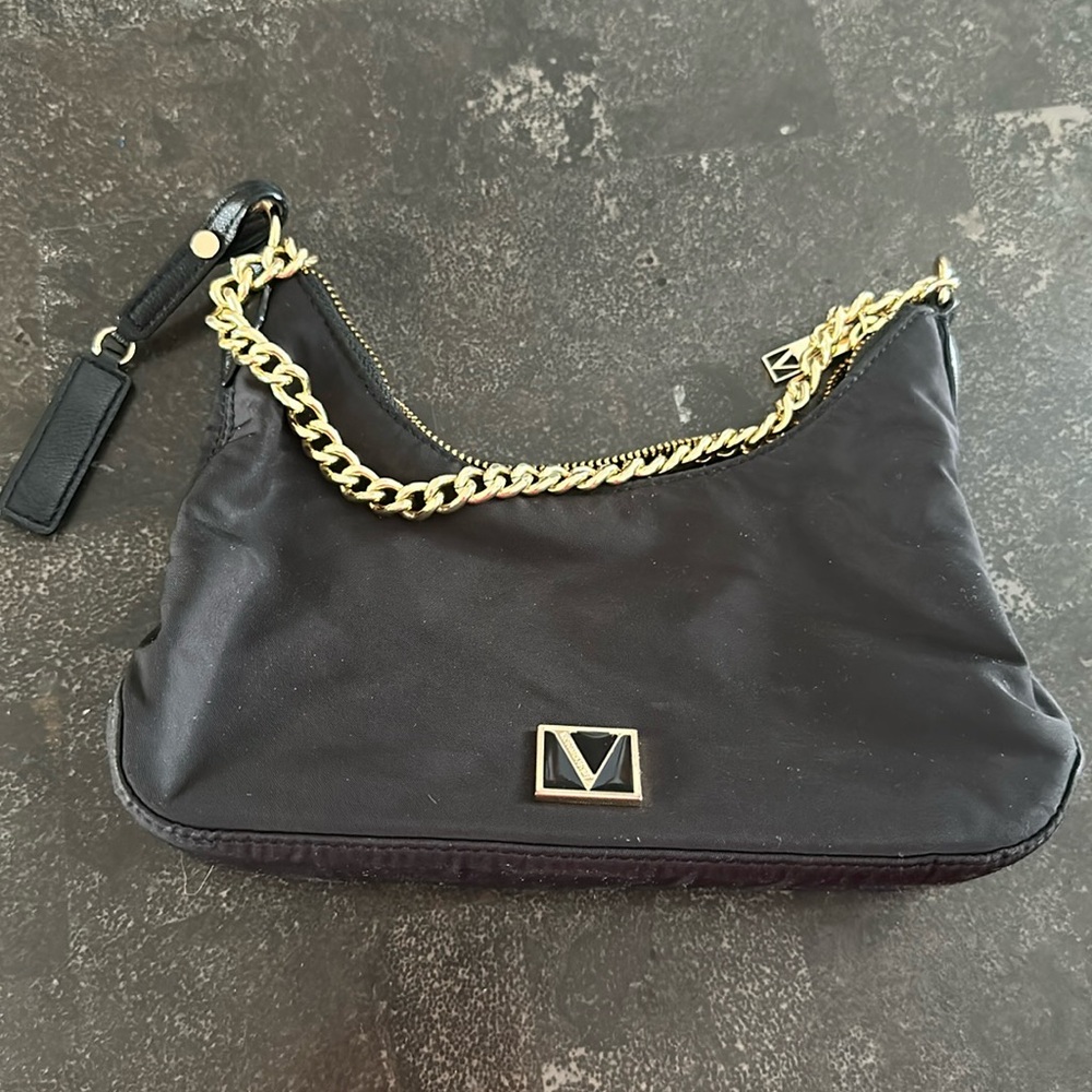 VS crossbody; used like twice but still in great condition! 🙂